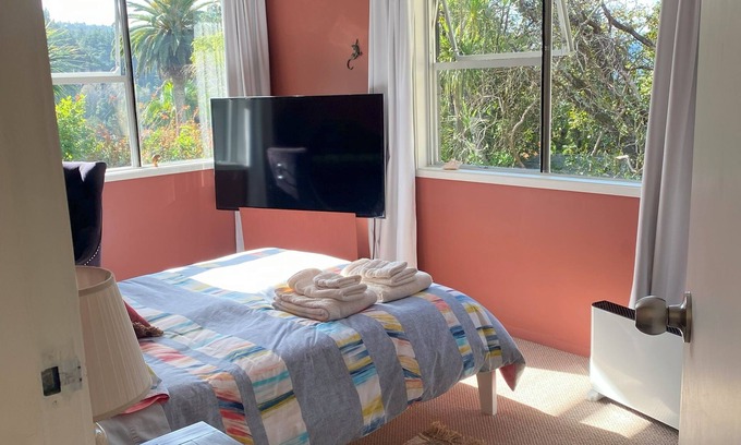 Woodhill Apartamento | Private studio with your own waterfall garden and 5 minute walk to Hospital