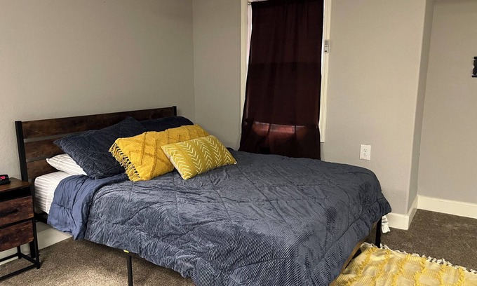 Lee's Summit Casa | Private Suite w/ Private Access in lovely Lee's Summit with WiFi, fitness room