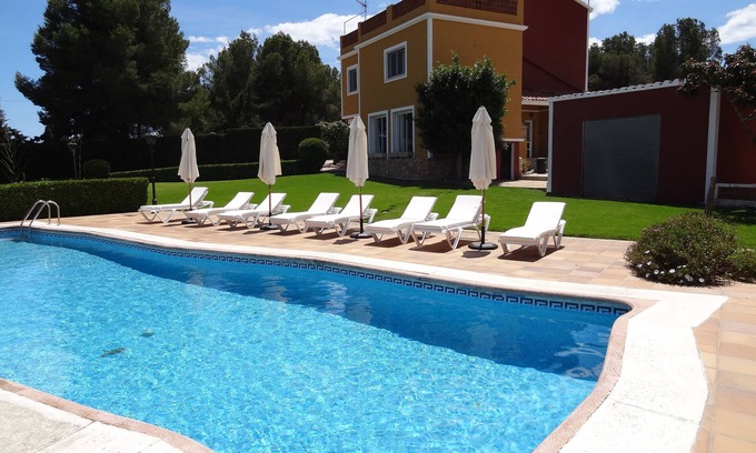 Cubelles Villa | Tenis-Voley-Basquet privado, Piscina Climatizada., Sauna con Aromaterapia