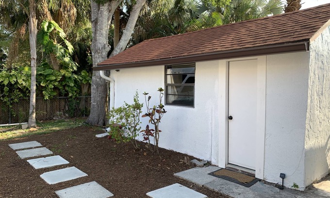 Melbourne Cabaña | Private Tiny-Home, bath, mini kitchen, twinbed, desk, micro, FIT, MLB, 3m2 beach