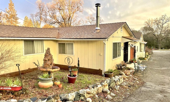 Ahwahnee Cabaña | Private two bedroom cottage off Historic Highway 49.