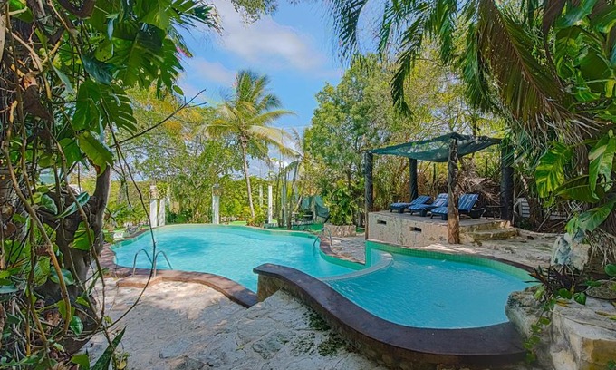 Luis Donaldo Colosio Cama Y Desayuno | Private Villa 10 Rooms, Private Pool, Walk to Beach