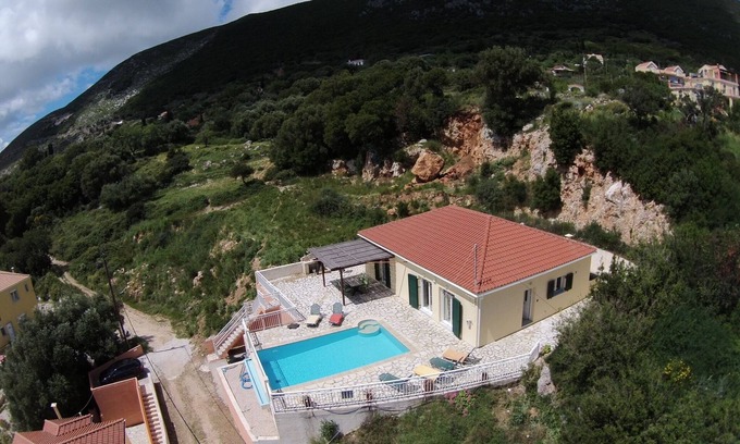 Zola Villa | Villa privada con piscina y vistas al mar