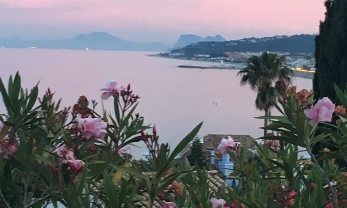 Bahia de Casares Villa | Villa privada en 1/2 acre de jardines subtropicales. Magníficas vistas al mar y piscina grande