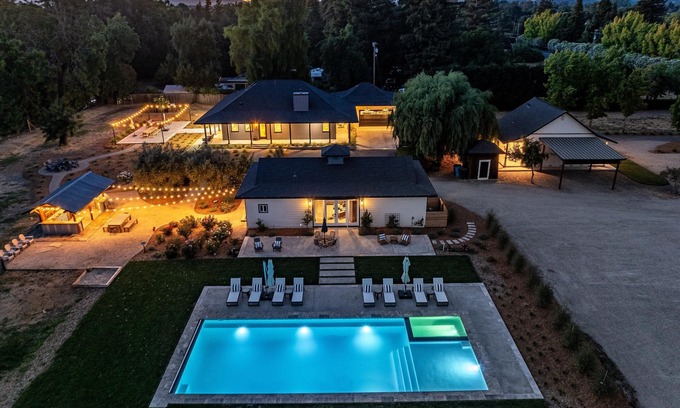Vineburg Otro | Private Villa on 4.3 Acre Estate Pool + Hot Tub + Yoga Room Close to Sonoma DT