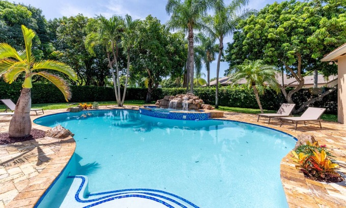Cutler Bay Villa | poolvilla waterfall