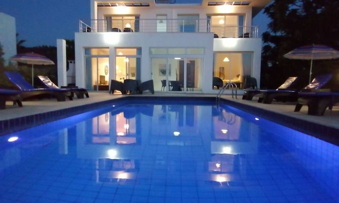 Esentepe Villa | Villa privada con piscina climatizada, 3 baños, WiFi gratis y TV del Reino Unido, aire acondicionado en todas las habitaciones