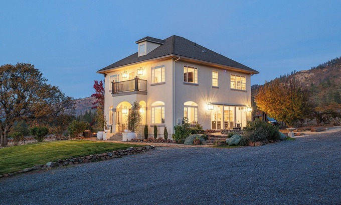Jacksonville Casa | Private vineyard sanctuary for 6. Savor coffee at sunrise in the backyard oasis, soak in the hot tub under starry skies, and enjoy this elegant spacious retreat with mountain views, minutes from Historic Jacksonville and Applegate’s wine country.