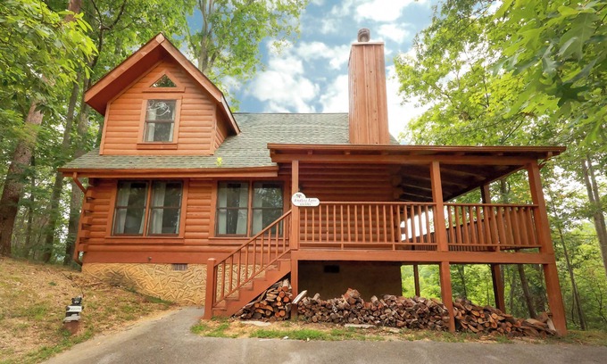 Gatlinburg - Pigeon Forge Cabina | Privado con vistas a la montaña! Acceso GRATUITO a la piscina, pesca, Putt Putt, golf, etc. ... ¡A solo 5 millas del pueblo!