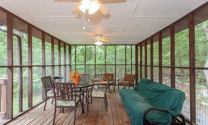 Luray Cabina | Private w Screened Porch, Deck & Pet-Friendly!