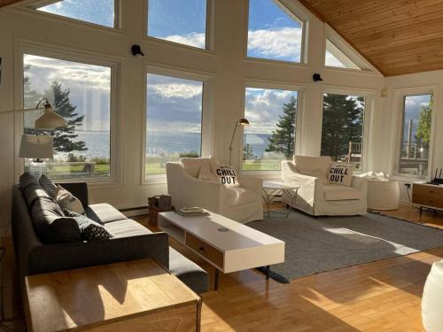 Richmond County Chalet De Esquí | Private Waterfront Luxury with Hot Tub and Barrel Sauna