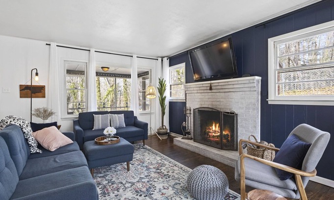 Black Mountain Cabina | Private + Wooded + Quaint & Cozy + 5 mins to Dwntn Blk Mtn + 15 mins to Ashvle