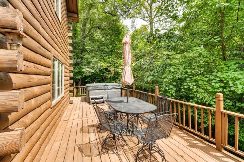 South Butler Casa | Private Yard Secluded Hannibal Cabin in the Pines