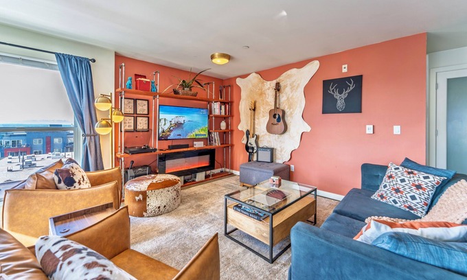 Lower Queen Anne Apartamento | PrivatePatio + FreeParking+ StunningSunset +BayView + ClimatePledgeArena +Cruise