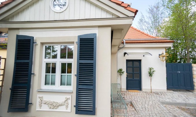 Radeberger Vorstadt Apartamento | Privatsphäre im Kutscherhaus der Villa Golding