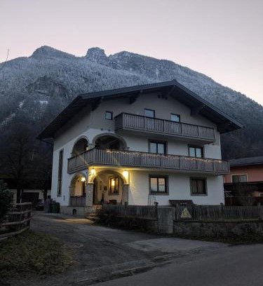 Golling an der Salzach Apartamento | Privatzimmer und Küche mit Balkon und Ausblick