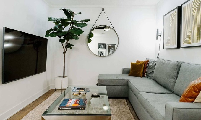 Edgehill Apartamento | Producer's Suite: Luxe Music Row Stay, Walk to Gulch!