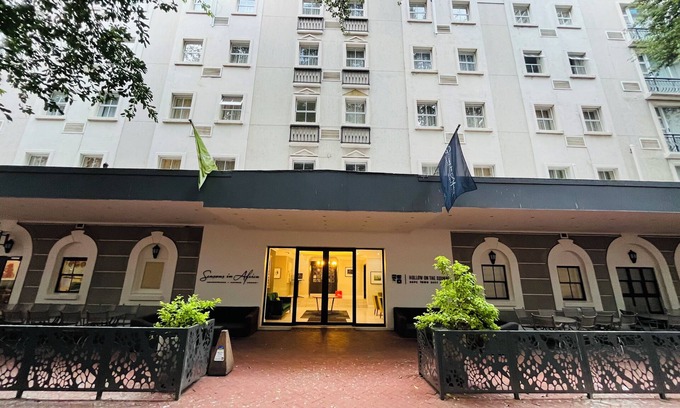 Cape Town City Centre Hotel | Professional & Cosy Hotel Room with Breakfast Buffet