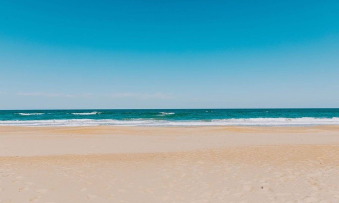 Kill Devil Hills Condominio | Professionally Designed Oasis, Budget & Pup Friendly, Walk-in Shower, Pools!