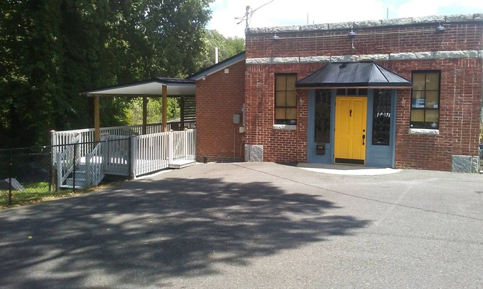 Mount Airy Casa | PROMO 10% WEEKLY /15% MONTHLY Lillie's Pet Friendly, small fenced area off deck