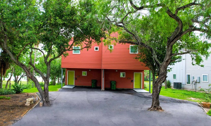 Brownsville Casa | PROMO 15% WEEKLY AND 20% MONTHLY DISCOUNT! Oasis on the Lake A