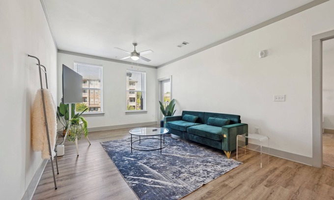 Farragut Apartamento | Properties by Preston I 2Bd/2Bth Beauty I Parking