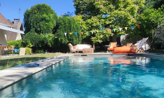Vernouillet Casa | Property with swimming pool 30 minutes from Paris / Versailles by train or car.