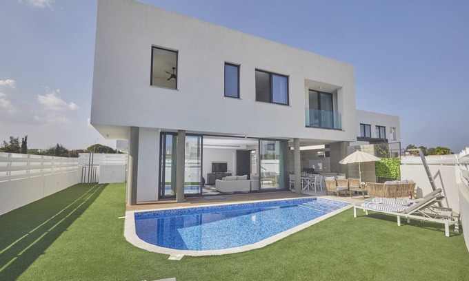 Pernera Cabaña | Protaras Almaria Villa ALM08 - a villa that sleeps 6 guests in 3 bedrooms