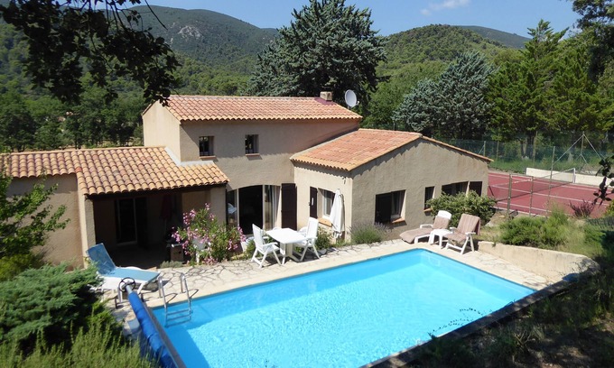 Lourmarin Villa | Villa de campo provenzal con piscina y cancha de tenis
