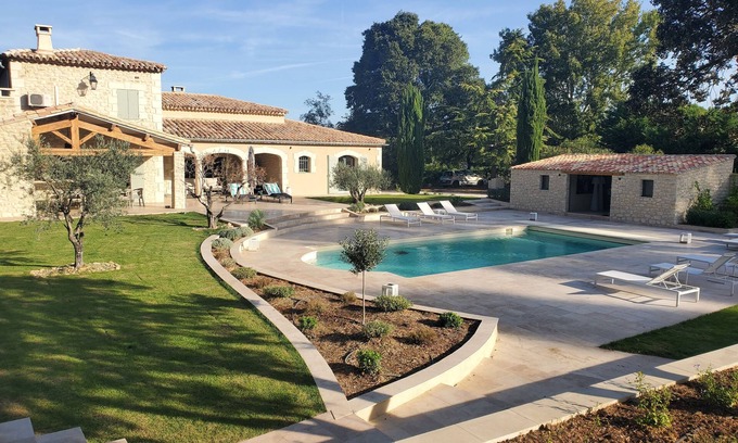 Fontvieille Otro | Provencal farmhouse 400 m2 on 1ha5 in the heart of the village of Fontvieille.