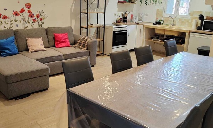 La Crau Casa | Provencal house for 14 sleeps with private garden. Perfect for family gatherings
