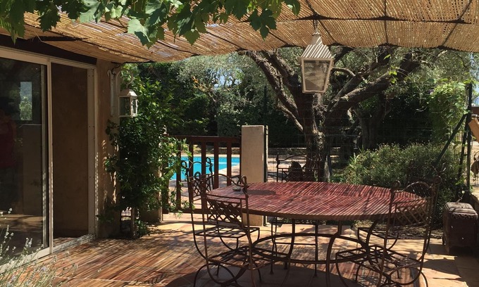 Le Beausset Casa | casa de piedra mas de estilo provenzal con piscina para 6 personas