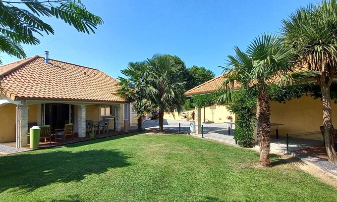 Uzein Casa | Casa de vacaciones de estilo provenzal con piscina climatizada y área de petanca.