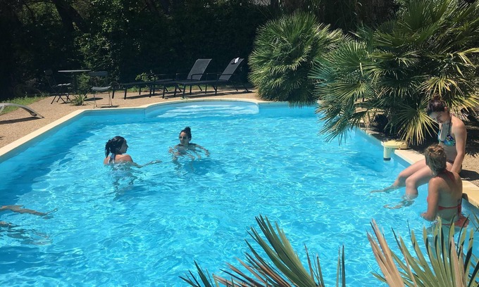 Pernes-les-Fontaines Casa | Villa provenzal con grandes pinos y piscina.