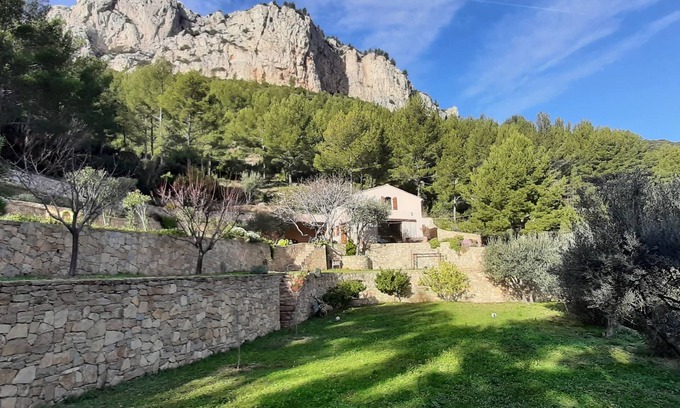 Toulon Casa | Provencal villa perched in the hills