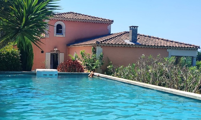 Chateaurenard Villa | 8 kilometros Villa Saint Rémy de Provence -10 kilometros Aviñón, piscina de 16 por 5, billar, mesa de ping pon