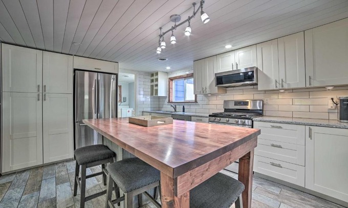 Prudenville Casa | Prudenville Retreat with Yard about 1 Mi to Lake!
