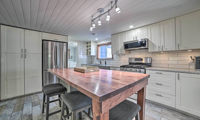Prudenville Cabaña | Prudenville Retreat w/ Yard ~ 1 Mi to Lake!