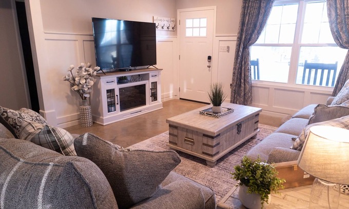 Paragould Casa | Pruett Place, In the middle of downtown w/parking.