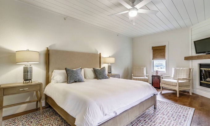Waterfront Greens Casa | Prvt Rm 9: Prvt bath, gas fireplace, cable TV