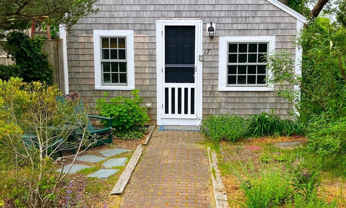 Provincetown Cabaña | West End Cottage: encanto, privacidad y, sin embargo cerca de todo.