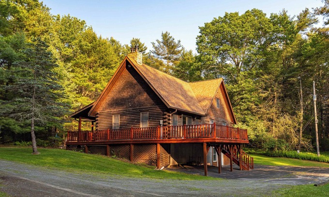 Bethel Cabina | Pucky Pines: Minutes to Bethel Woods + Hot Tub