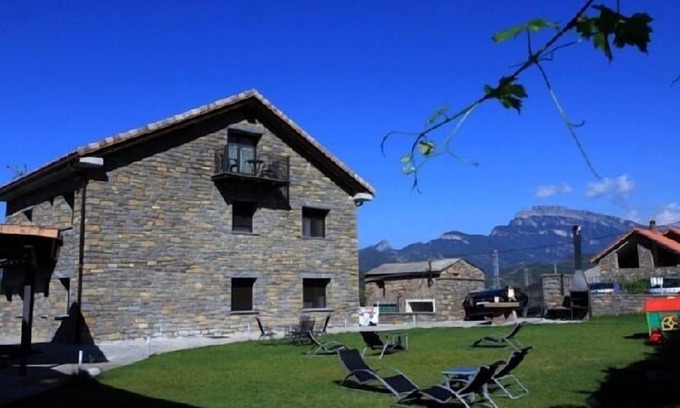 Laspuna Cabaña | Apartamento a pie de jardín con vistas a la Peña Montañesa
