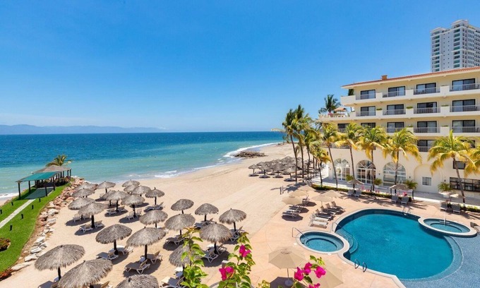Puerto Vallarta Complejo | Puerto Vallarta beach resort in the hotel zone - available Christmas 2025