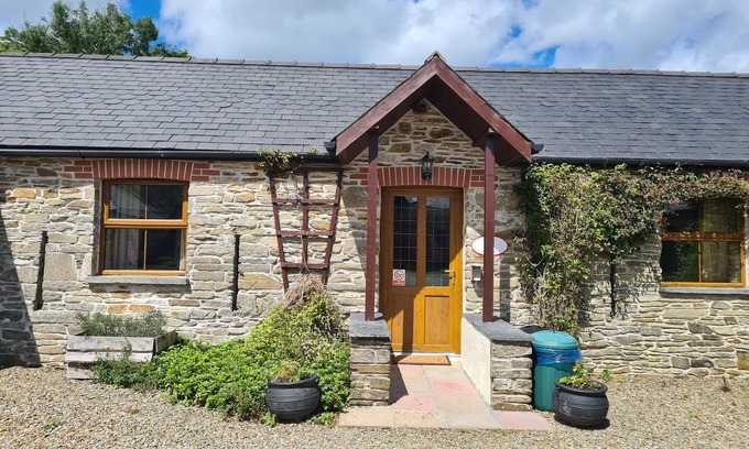 Whitland Cabaña | CASA PUFFIN, admite mascotas, con piscina en Llanboidy, Ref 924599