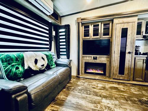 Ahwahnee Apartamento | Puffy Panda RV-Hot Tub-Sleeps 2