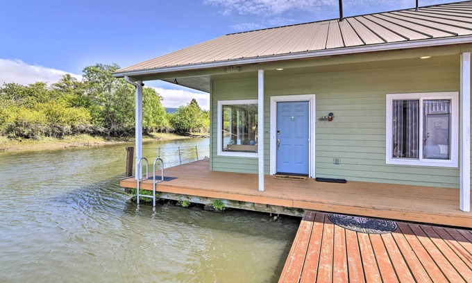 Cathlamet Casa | Puget Island 'Floating Home' w/ Dock & Boat House!