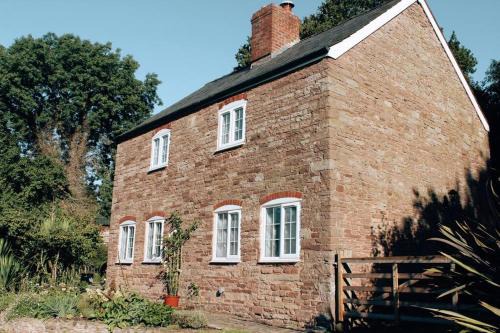 How Caple Casa | Pump Cottage - Cosy Herefordshire Cottage