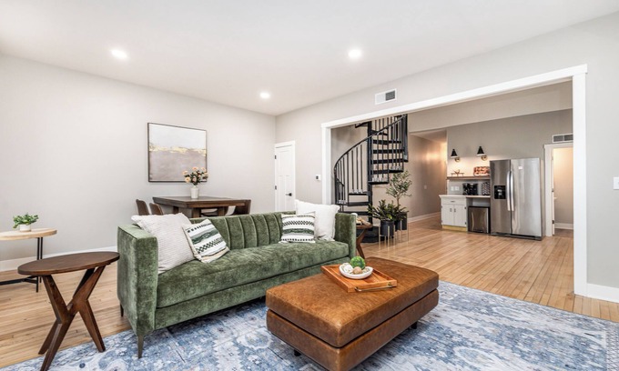 Galena Apartamento | Pumpkin Spice & City Lights @ Gazette Suites On Main-Walk 2 Dining & Shopping