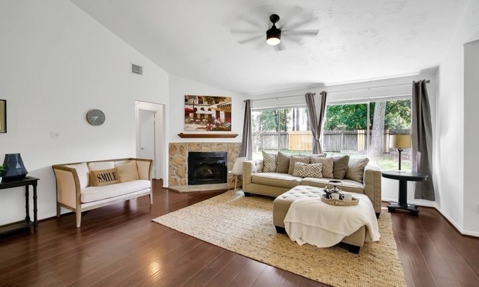 Spring Casa | Pup friendly home in Spring w/yard near IAH, Exon & The Waterway